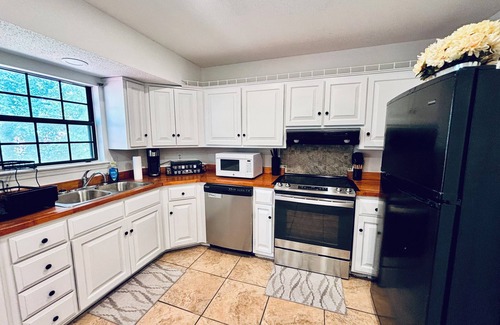 Lupton City House | Paradise Themed Bedroom Suite w Garage Parking & Private Entrance-Chattanooga