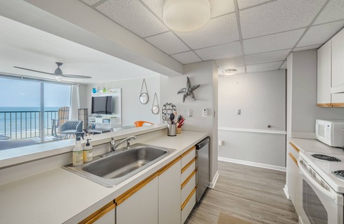 Carolina Beach Condo | Paradise Towers 604 - Sea La Vie | Oceanfront!
