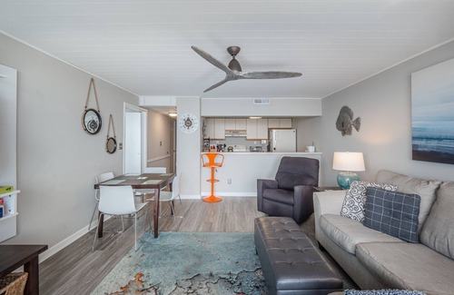 Carolina Beach Condo | Paradise Towers 604 - Sea La Vie | Oceanfront!