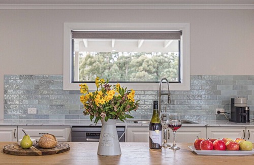 Spring Hill House | Paradise Valley Cottage and Lake in Spring Hill