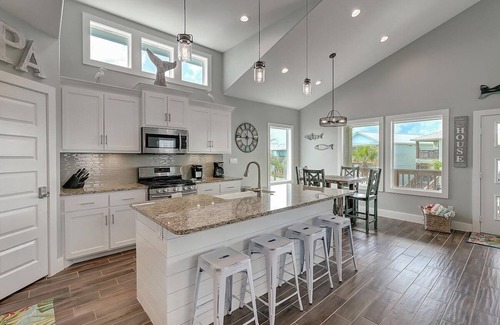 Port Aransas House | Paradise Vibes- Pond Views | 2 Balconies