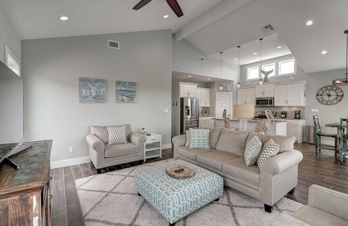Port Aransas House | Paradise Vibes- Pond Views | 2 Balconies