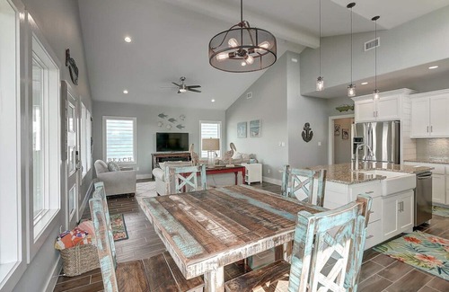Port Aransas House | Paradise Vibes- Pond Views | 2 Balconies