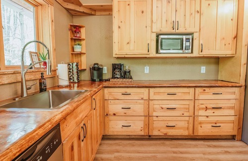 Unionville Cabin | Paradise View Log Cabin near Lake Lemon. Four bedrooms, pet-friendly!