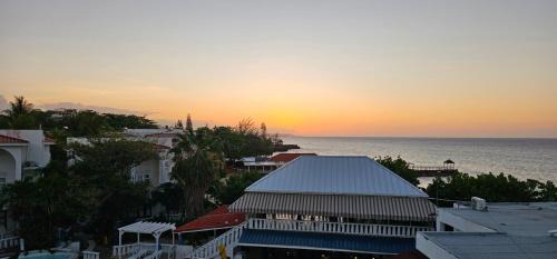 Runaway Bay Apartment | Paradise View- Oceanfront Oasis