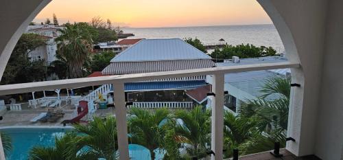 Runaway Bay Apartment | Paradise View- Oceanfront Oasis