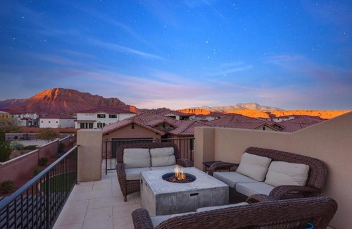 Santa Clara House | Paradise Village 117 Private Hot Tub, 2 PS4s, Telescope, Observation Balcony, Games and More