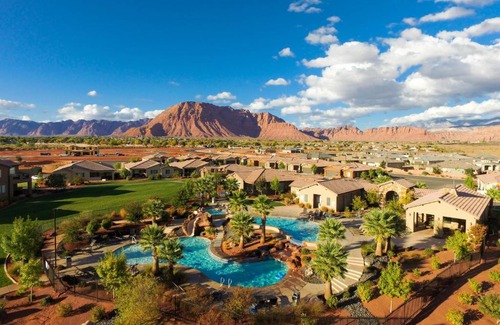 Santa Clara House | Paradise Village 117 Private Hot Tub, 2 PS4s, Telescope, Observation Balcony, Games and More