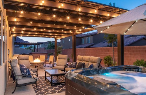 Santa Clara House | Paradise Village 95 Kid Friendly Home, Private Hot Tub, Nintendo Switch, Air-Hockey, Resort Style Pool and Water Park