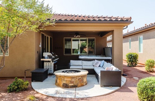 Santa Clara House | Paradise Village at Zion 28 Private Hot Tub, Outdoor firepit, and Community Pool
