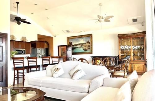 The Bight Condo | ParadiseNest Penthouse Million Dollar OceanViews-GraceBay Beach-Central Location