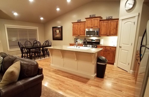 Meridian House | Paramount ~ One Story 3bdrm/2bath home. Pools, close to Parks, Golf, shopping.