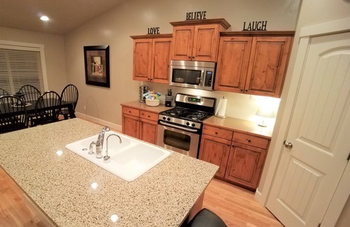 Meridian House | Paramount ~ One Story 3bdrm/2bath home. Pools, close to Parks, Golf, shopping.