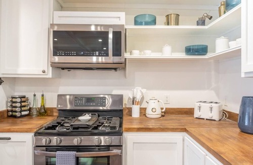North Charleston House | Paramount Paradise: Stylish + Screen Porch!