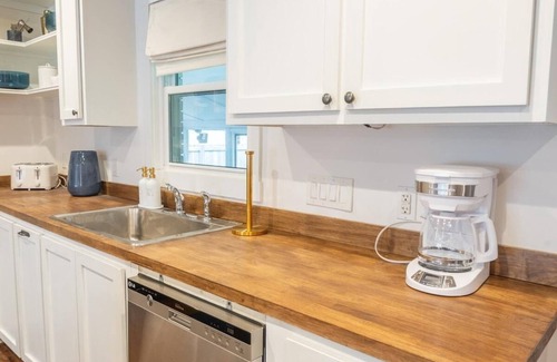 North Charleston House | Paramount Paradise: Stylish + Screen Porch!
