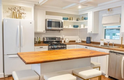 North Charleston House | Paramount Paradise: Stylish + Screen Porch!