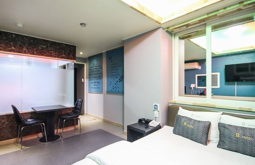 Tongjung Hotel | Parasol Scale B