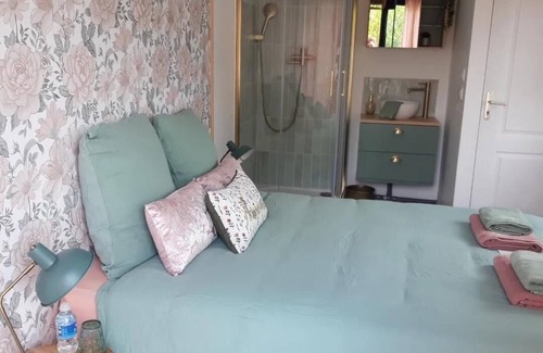 Saint-Pierre-es-Champs Bed & Breakfast | Parenthèse Cosy guest room and private beauty salon