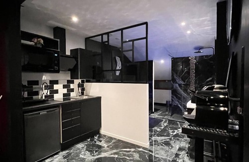 La Ville-du-Bois Apartment | PARENTHESE LOVE : Amour & Tentation - Suite Jacuzzi SPA - Near Orly/Paris