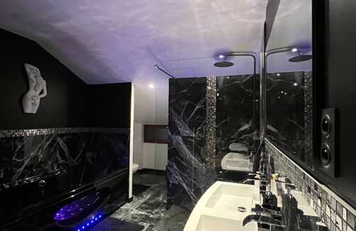 La Ville-du-Bois Apartment | PARENTHESE LOVE : Amour & Tentation - Suite Jacuzzi SPA - Near Orly/Paris