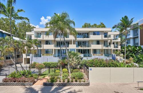 Palm Cove Apartment | Paringa 2 Bedroom Top Floor Beach Front Apartment