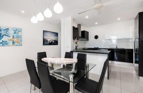 Palm Cove Apartment | Paringa 2 Bedroom Top Floor Beach Front Apartment