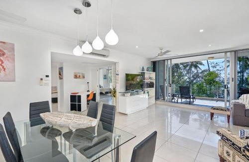 Palm Cove Apartment | Paringa 2 Bedroom Top Floor Beach Front Apartment