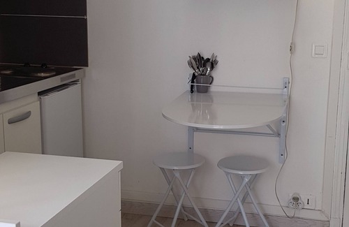 15th Arrondissement Apartment | Paris 15 : Cosy, secure studio with small balcony in a quiet location. Transport, vélib'.