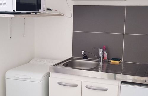 15th Arrondissement Apartment | Paris 15 : Cosy, secure studio with small balcony in a quiet location. Transport, vélib'.