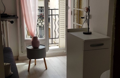 15th Arrondissement Apartment | Paris 15 : Cosy, secure studio with small balcony in a quiet location. Transport, vélib'.