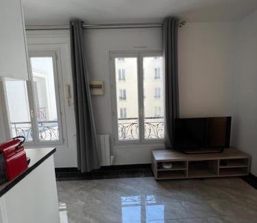 Riquet Stalingrad Apartment | Paris 2024 Olympics 3-4 persons