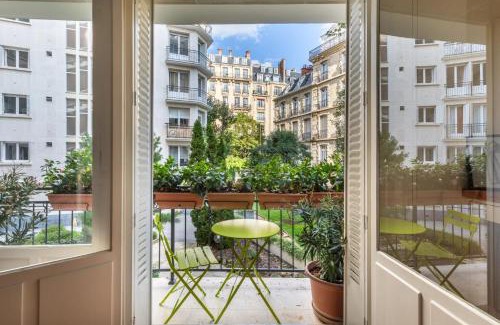 16th Arrondissement Apartment | Paris chic Trocadero