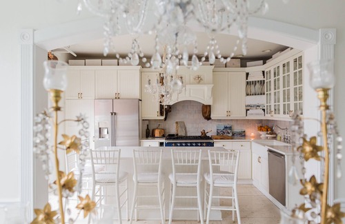 Lakeview House | Paris Chic, walk to Wrigley, Lake, Southport, Parking included