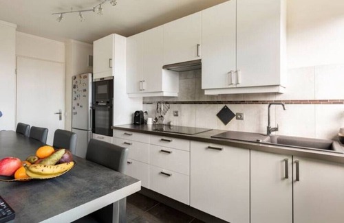 Levallois-Perret Apartment | Paris-Levallois apartment 4*: 2 bedrooms/6 people 68m2, parking, near metro/bus