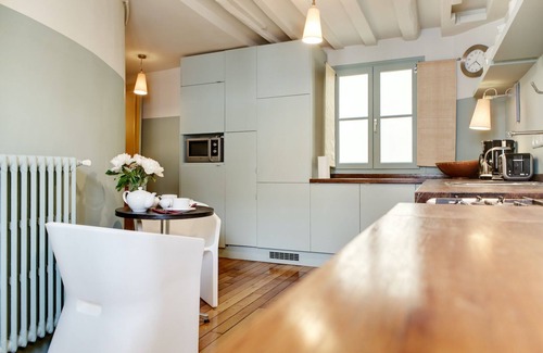 Gaillon Apartment | Paris Louvre Elegant residence