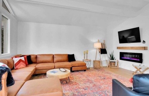 Greenville - Spartanburg House | Paris Mountain Getaway - Stephane · Cozy Retreat near Paris Mtn State Park Slee