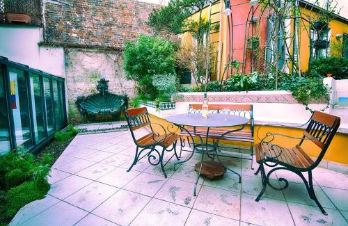 Clignancourt Apartment | Paris-Oasis "Since 2004"
