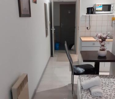 Persan Apartment | PARIS par trains, AREA, Studios avec salle de bain et kitchenette Privées, OU, chambres avec salles bain et cuisines communes