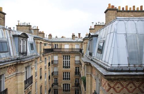 Batignolles Apartment | PARIS SOUS LES TOITS