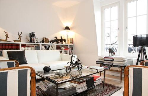 Batignolles Apartment | PARIS SOUS LES TOITS