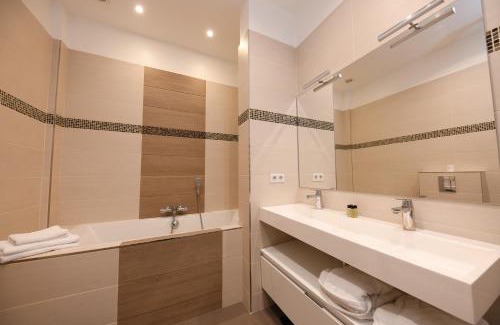 Faubourg-du-Roule Bed & Breakfast | Paris Square