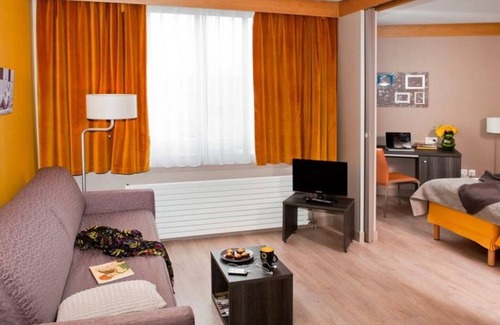 Issy-les-Moulineaux Condo | Paris XV arrondissement apartment 4 people with parking