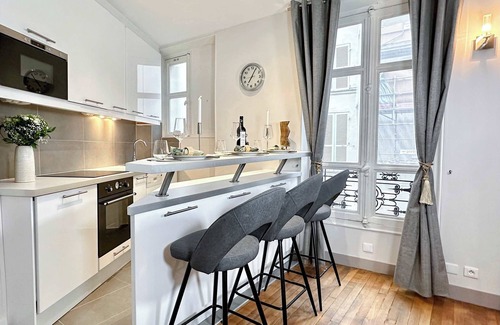 3rd Arrondissement Apartment | Parisian Apartment in Le Marais: City Center