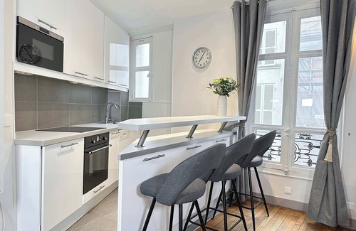 3rd Arrondissement Apartment | Parisian Apartment in Le Marais: City Center
