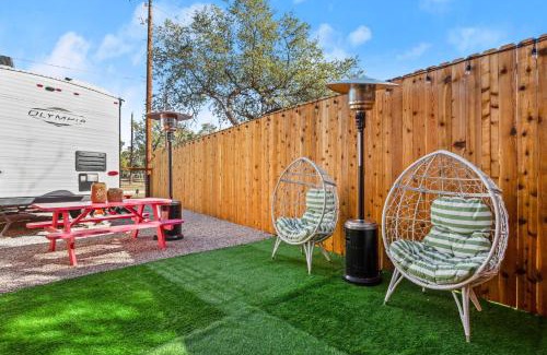 Austin House | Park access! Bars & Restaurants close-by! Outdoor heater