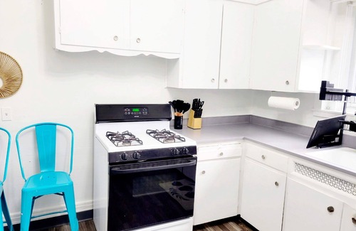 East Avenue Apartment | Park Ave - Cozy & Spacious 1 bedroom Apt. w/Free Parking