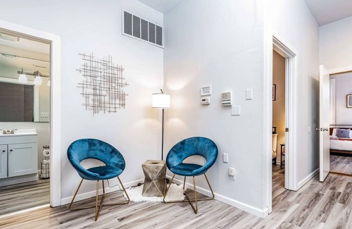 Lafayette Square Apartment | Park Ave Townhome w/parking by CozySuites