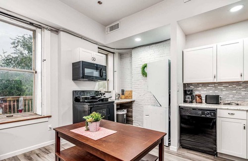Lafayette Square Apartment | Park Ave Townhome w/parking by CozySuites