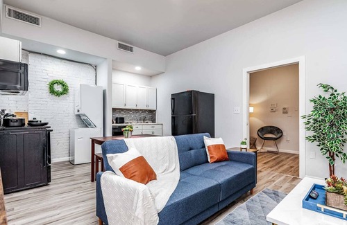 Lafayette Square Apartment | Park Ave Townhome w/parking by CozySuites