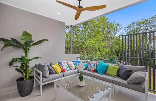 Auchenflower Villa | Park Avenue Luxe Chic Townhouse Sleeps 9, Carpark
